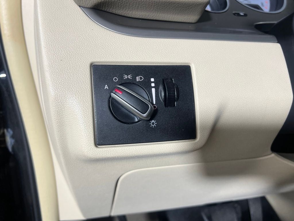2010 Volkswagen Routan SEL