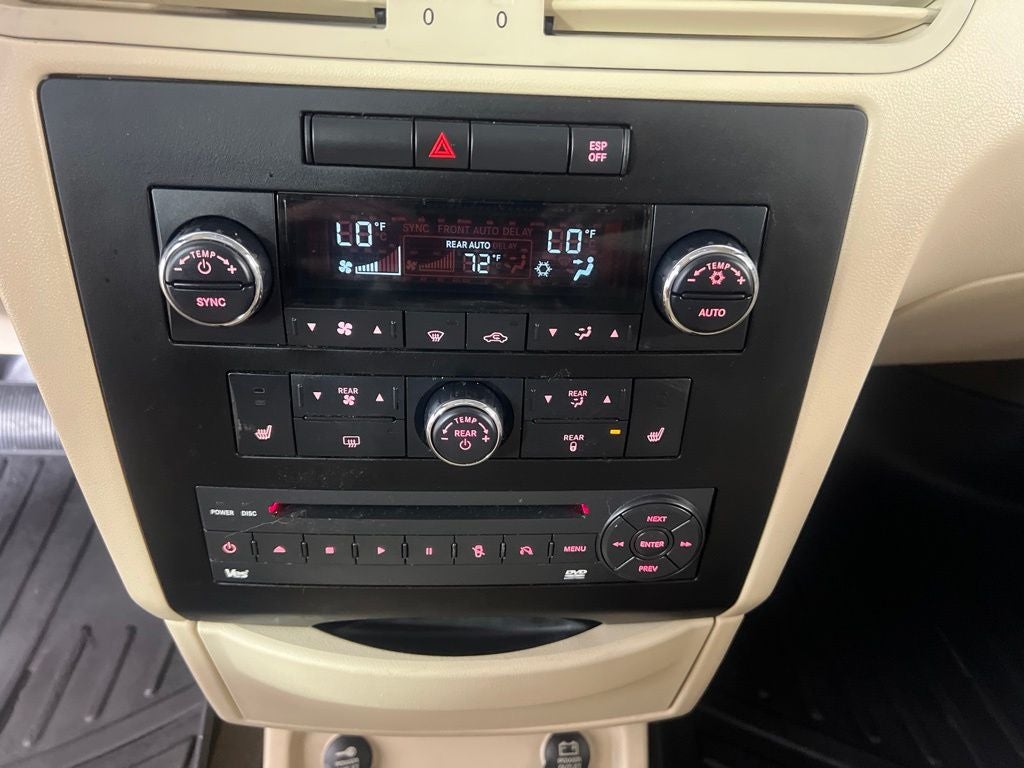 2010 Volkswagen Routan SEL