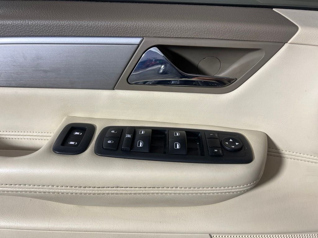 2010 Volkswagen Routan SEL